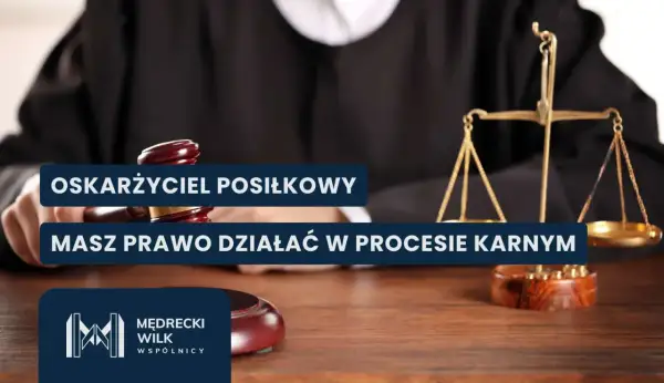 Sędzia trzyma młotek, obok waga sprawiedliwości. Tekst: "Oskarżyciel posiłkowy masz prawo działać w procesie karnym".