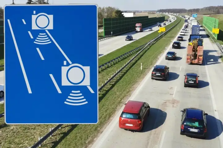 Niebieski znak z białymi ikonami kamer i falami, obok autostrady z ruchem samochodowym.